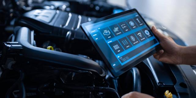 Car Service Manager ou mecânico usa um computador tablet com um software de diagnóstico interativo futurista. Especialista em inspeção do veículo para encontrar componentes quebrados no motor