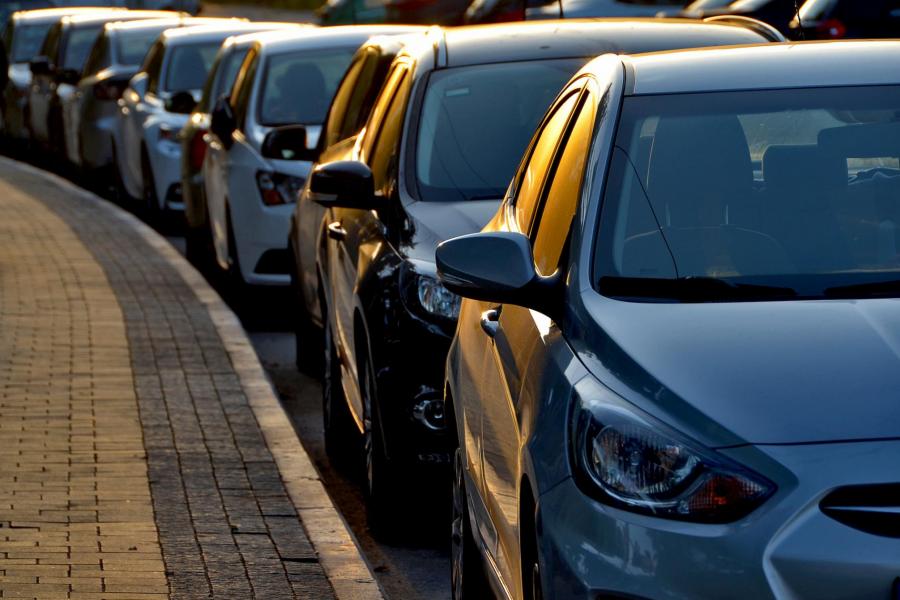 Fila de carros estacionados