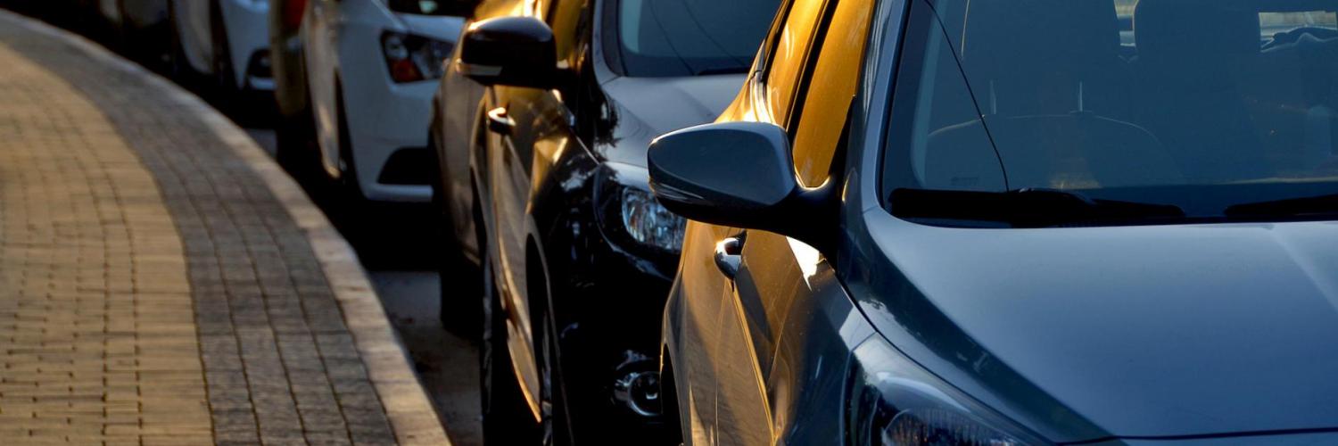 Fila de carros estacionados