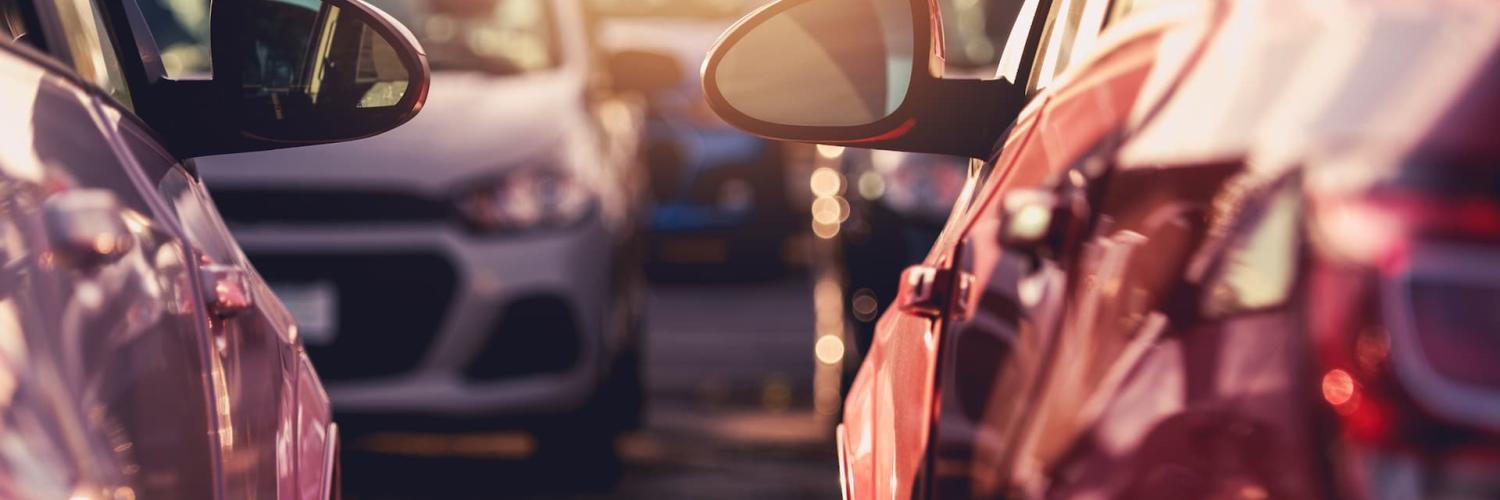 Estacionamento com carros novos